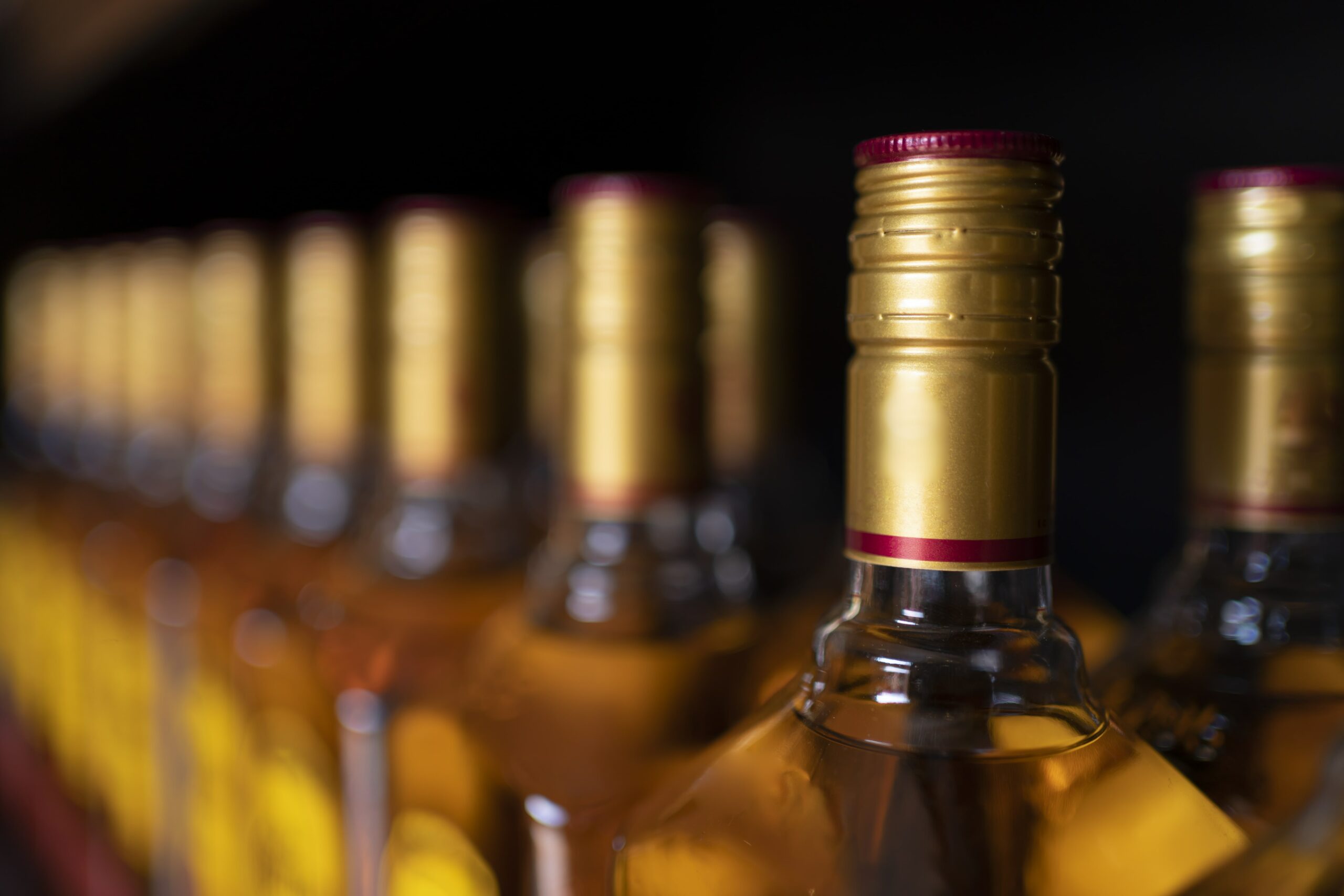 Garrafas de bebidas enfileiradas, prontas para a exportação.